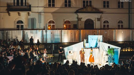 "Pan i Pani O" przy fontannach. Bardzo duże zainteresowanie