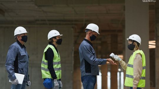 Pandemia zabrała zatrudnienie tysiącom Polaków. Jak COVID-19 zmienia rynek pracy