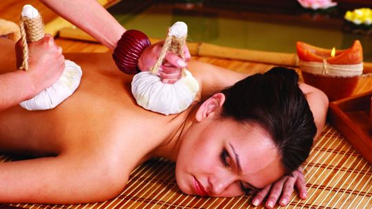 Pantai Luar, czyli masaż stemplami ziołowymi