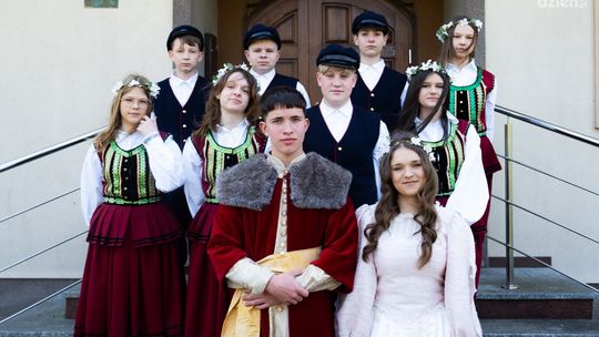 Para młoda i stroje z epoki. Kochanowski ponownie ożenił się z Podlodowską 