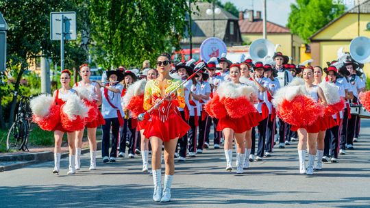 Parada i koncert orkiestr w Jedlińsku