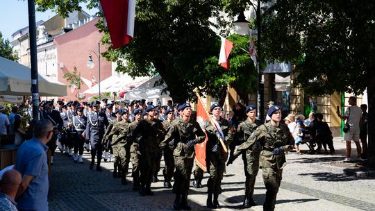 Parada wojskowa, piknik militarny i wielki telebim. Wyjątkowe obchody Święta Wojska Polskiego w Radomiu