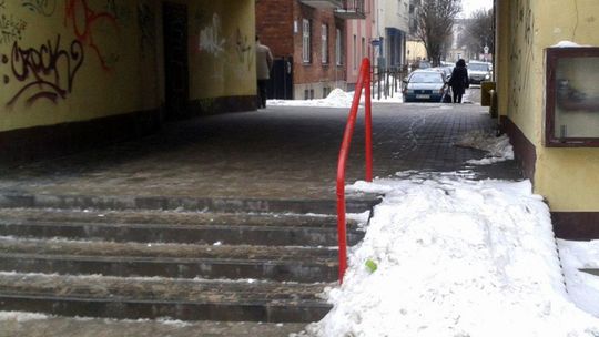 Paranoja - podjazdy dla wózków jako składowisko śniegu