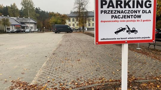 Parking przed ośrodkiem zdrowia w Białobrzegach w nowej odsłonie