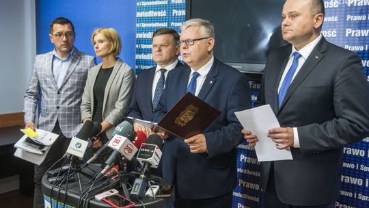 Parlamentarzyści PiS: Oczekujemy dymisji Konrada Frysztaka i Grzegorza Janduły