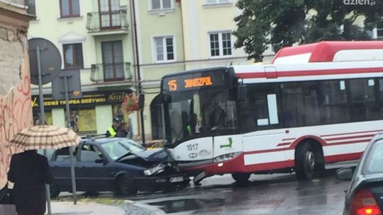 Passat wjechał w autobus na Lekarskiej