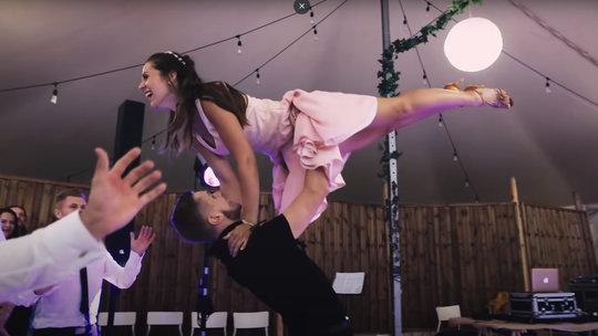 Patrick Swayze powrócił? Choreografia instruktorów z radomskiej szkoły tańca hitem internetu