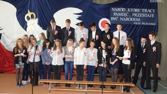 Patriotyczne śpiewanie w VIII LO