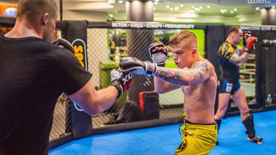 Patryk Kaczmarczyk po wielkiej "bitce" wygrywa w debiucie w KSW!