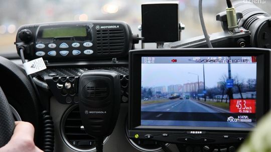 Pędził porsche i wyprzedzał... policyjny radiowóz!