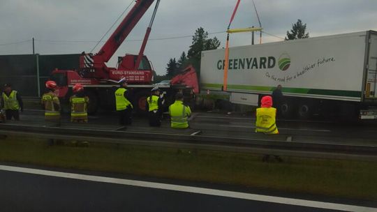 Pękła opona, ciężarówka uderzyła w bariery. Wypadek na S7