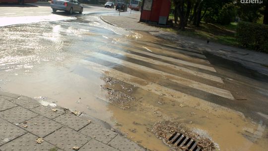 Pękła rura. Bloki przy Struga 57 i 59 bez wody.