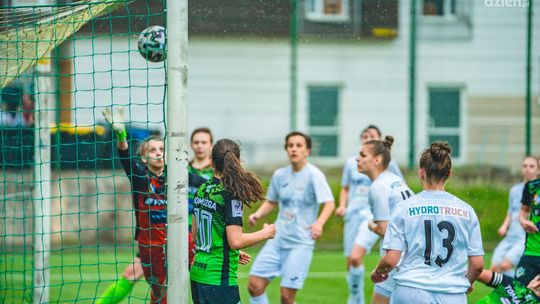 Pewny triumf piłkarek HydroTrucku