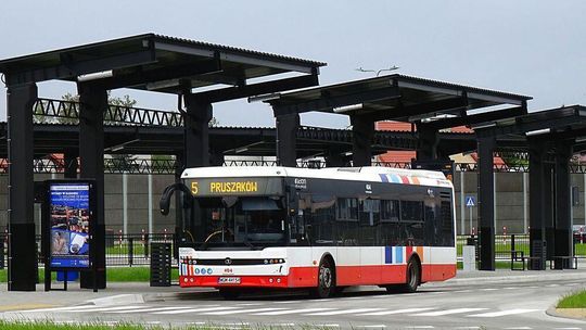 Pięć firm walczy o 10-letni kontrakt na komunikację miejską w Radomiu. Oferty za nawet 216 mln zł Pięć firm walczy o 10-letni kontrakt na komunikację miejską w Radomiu. Oferty za nawet 216 mln zł