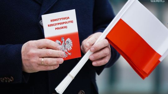 Piękny gest mieszkańca Radomia. Mężczyzna zatrzymał się i podniósł leżącą flagę