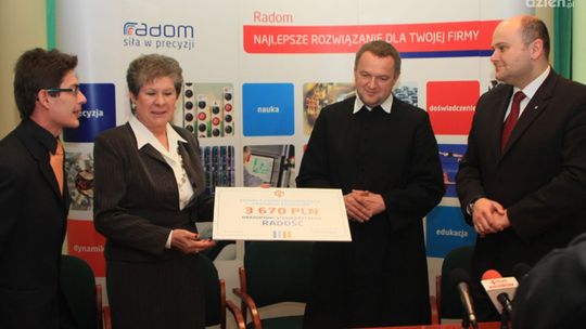 Pieniądze z licytacji bombek dla stowarzyszenia "Radość"