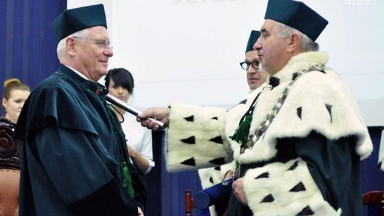 Pierwszy doktorat honoris causa UTH