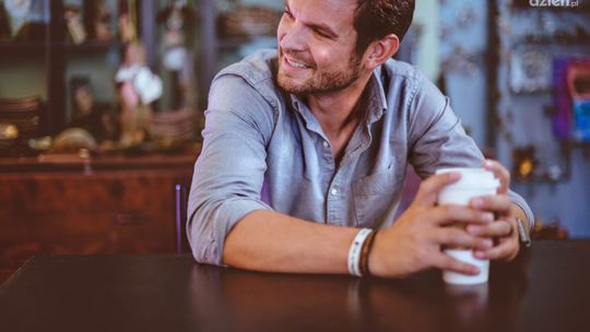 Pierwszy siwe włosy to nie tragedia. Poznaj sposoby na odsiwianie bez klasycznej koloryzacji 