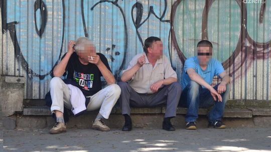 Pijacy zadomowili się na przystankach!