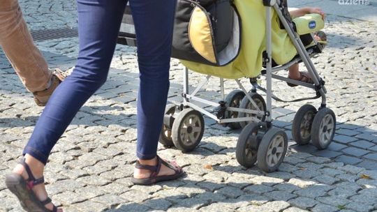 Pijana przewróciła się z wózkiem, w którym było 2,5 letnie dziecko