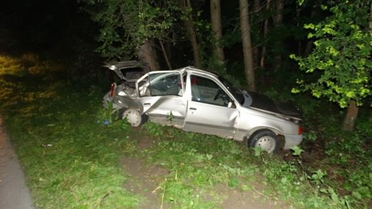 Pijany 14-latek dachował i uderzył w drzewo!