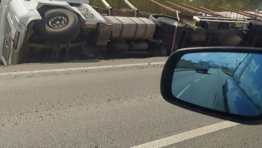 Pijany kierowca ciężarówki w rowie. Przewoził bale