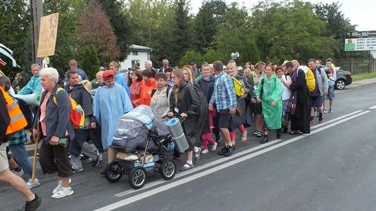Pijany kierowca wjechał w pielgrzymów. 10 osób poszkodowanych