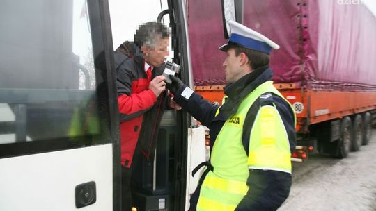Pijany spowodował kolizję i uciekł. A drugi na ciągniku...