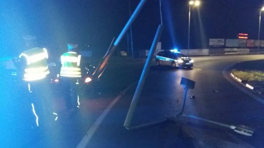 Pijany z sądowym zakazem wjechał w latarnię
