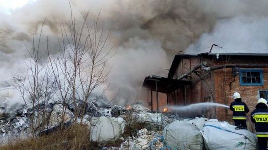 Pionki. Groźny pożar odpadów tworzyw sztucznych