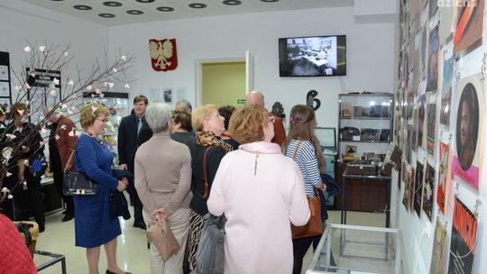 PIONKI. Izba czarnej płyty otwarta