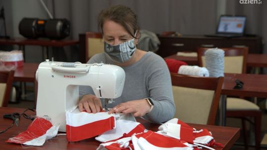Pionki. Pracownicy CAL szyją patriotyczne maseczki