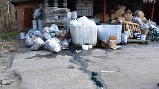 Pionki. Z podrzuconych odpadów wyciekła nieznana substancja