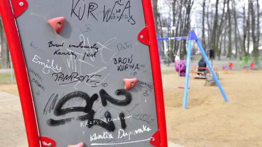 Plac zabaw w parku Kościuszki zdewastowany