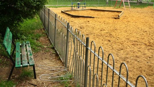 Place zabaw: bezpańskie psy, wandale i toksokaroza