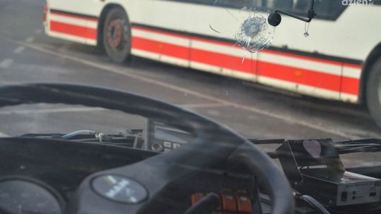 Plaga chuligańskich ataków na autobusy