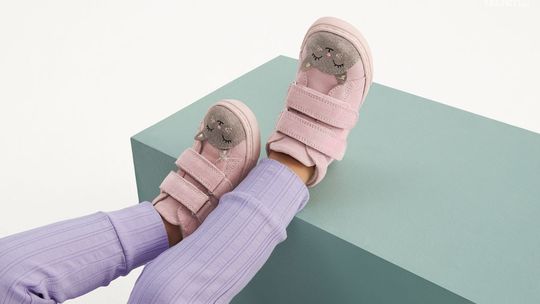 Planujesz kupić nowe buty na wiosnę dla dziecka? Sprawdź, czym kierować się przy wyborze