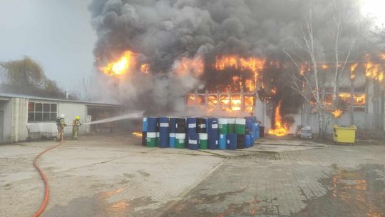 Płonie hala magazynowa w Wierzbicy 