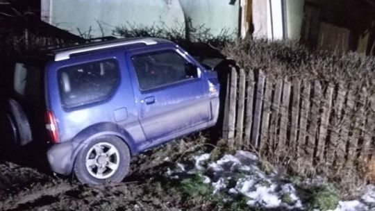 Po pijaku wjechał w dom i uciekł