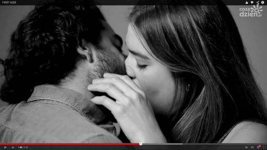 Pocałować namiętnie obcą osobę? Można? Można!