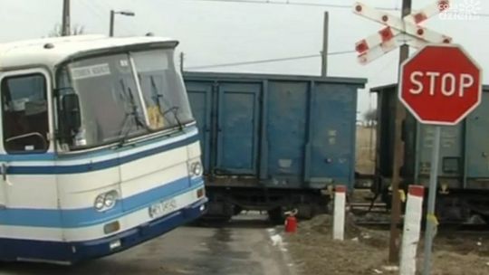 Pociąg uderzył w autobus przewożący dzieci do szkoły