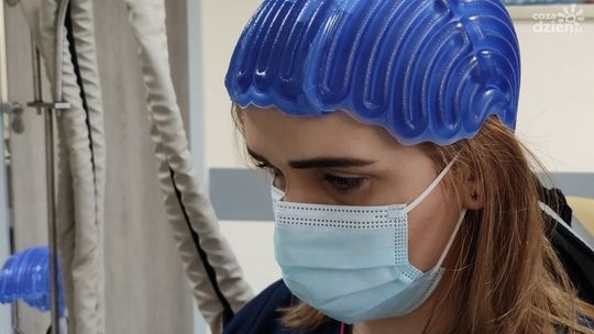 Podarowała lecznicy specjalny czepek. Ma chronić włosy