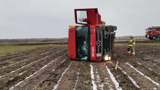 Podczasza Wola. Wjechał w tunele foliowe