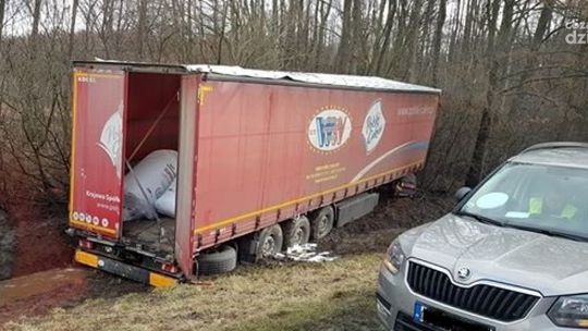 Podgóra. Tir z nawozem wjechał do rowu