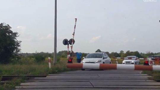 Podnosił szlaban na przejeździe kolejowym. Zobacz! 