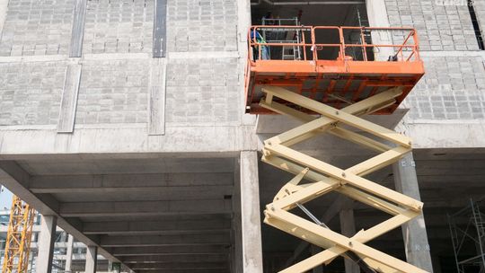 Podnośniki nożycowe – co musisz o nich wiedzieć?