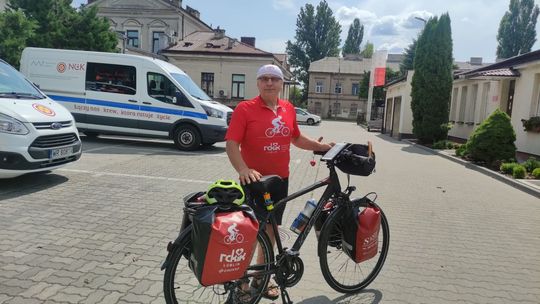 Podróżuje rowerem zachęcając do oddawania krwi