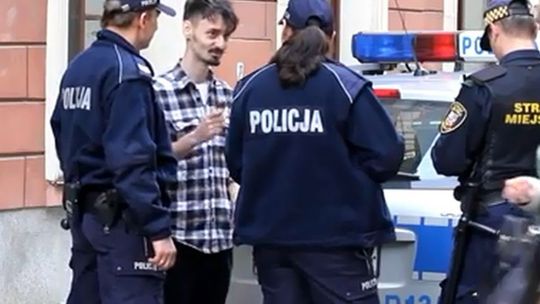 Podrywamy policjantkę. W jakim języku?