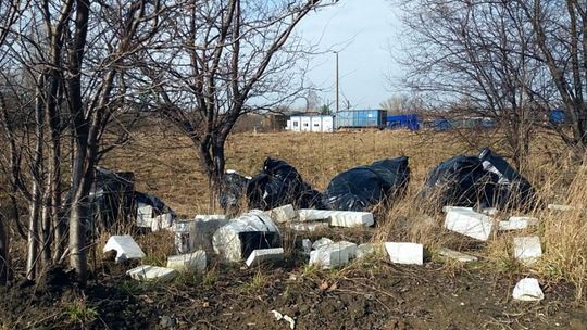 Podrzucone śmieci przy ul. Chorzowskiej