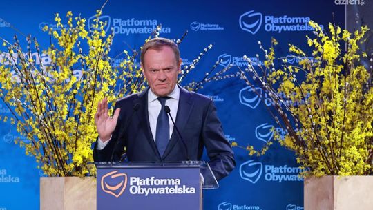 Podwyżki dla budżetówki, niższe raty kredytów. Platforma Obywatelska przedstawia pakiet ratunkowy